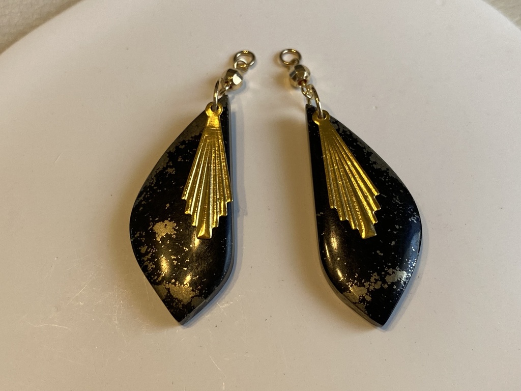 ブラック×ゴールドのチャーム