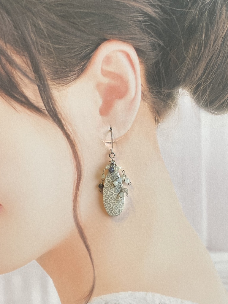 白い小花の咲くチャーム