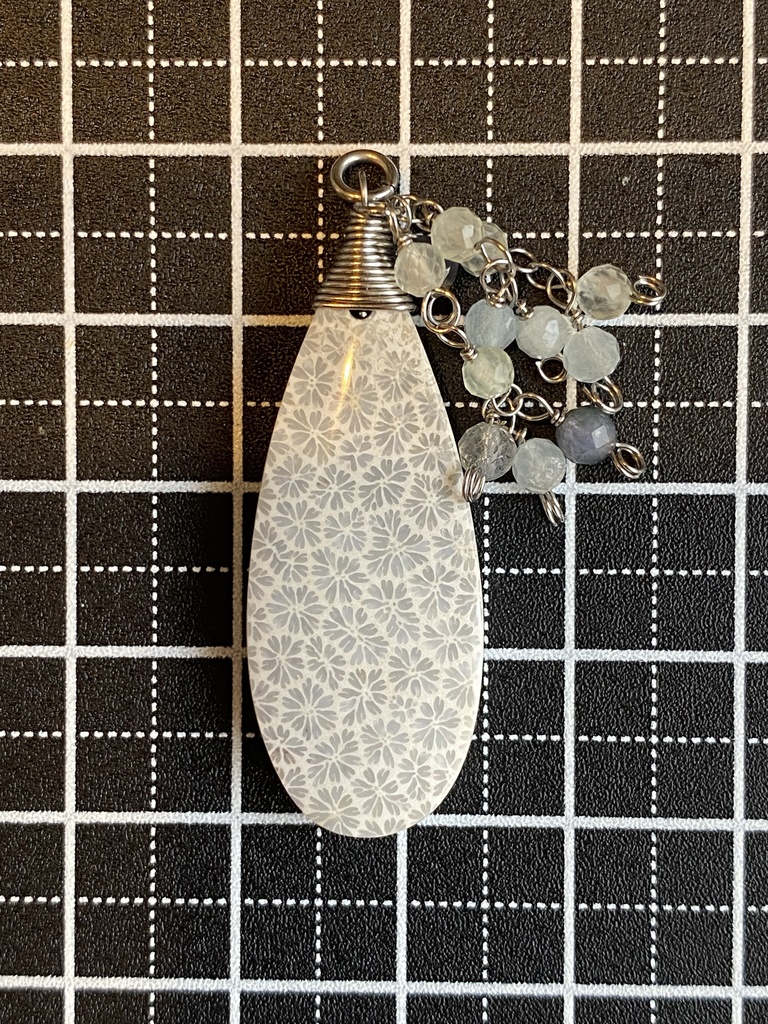 白い小花の咲くチャーム