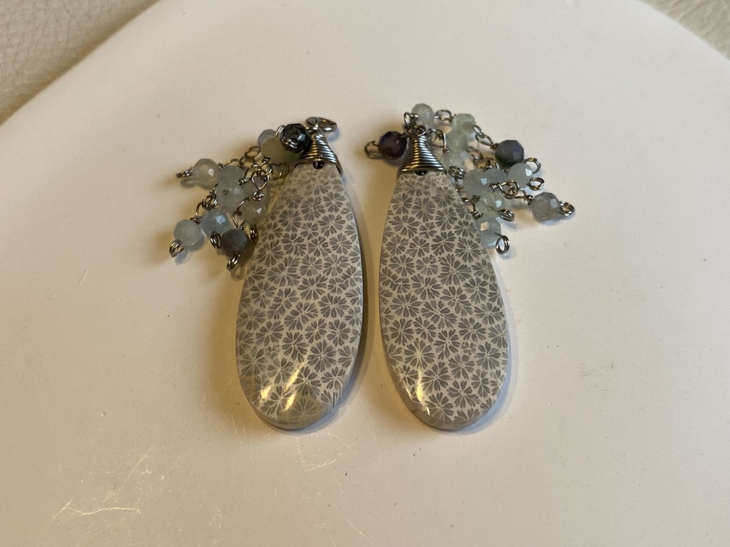 白い小花の咲くチャーム