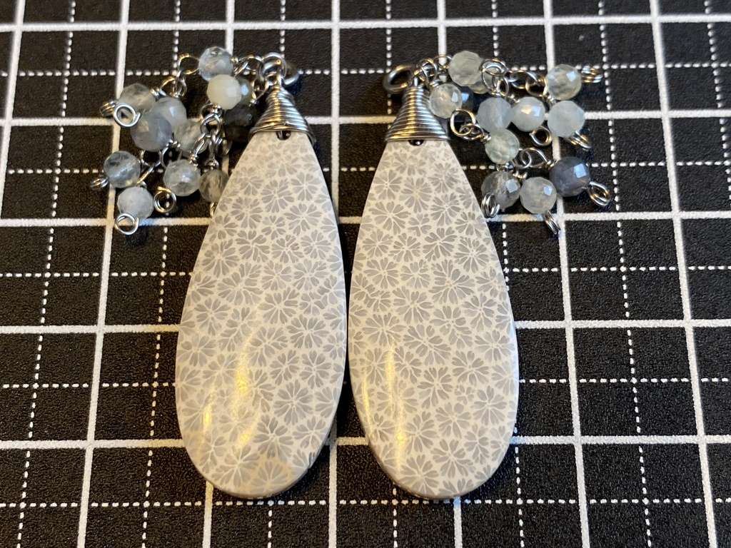 白い小花の咲くチャーム