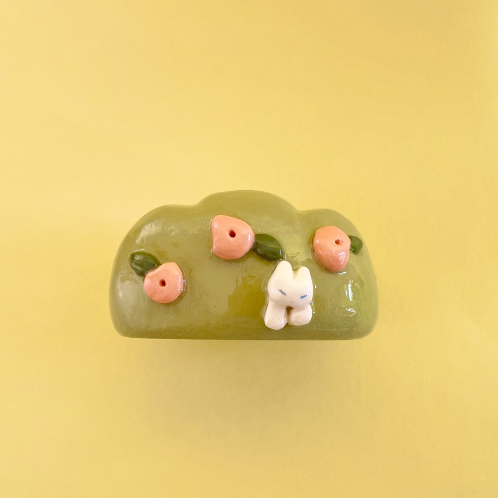 草木に埋まるねこ