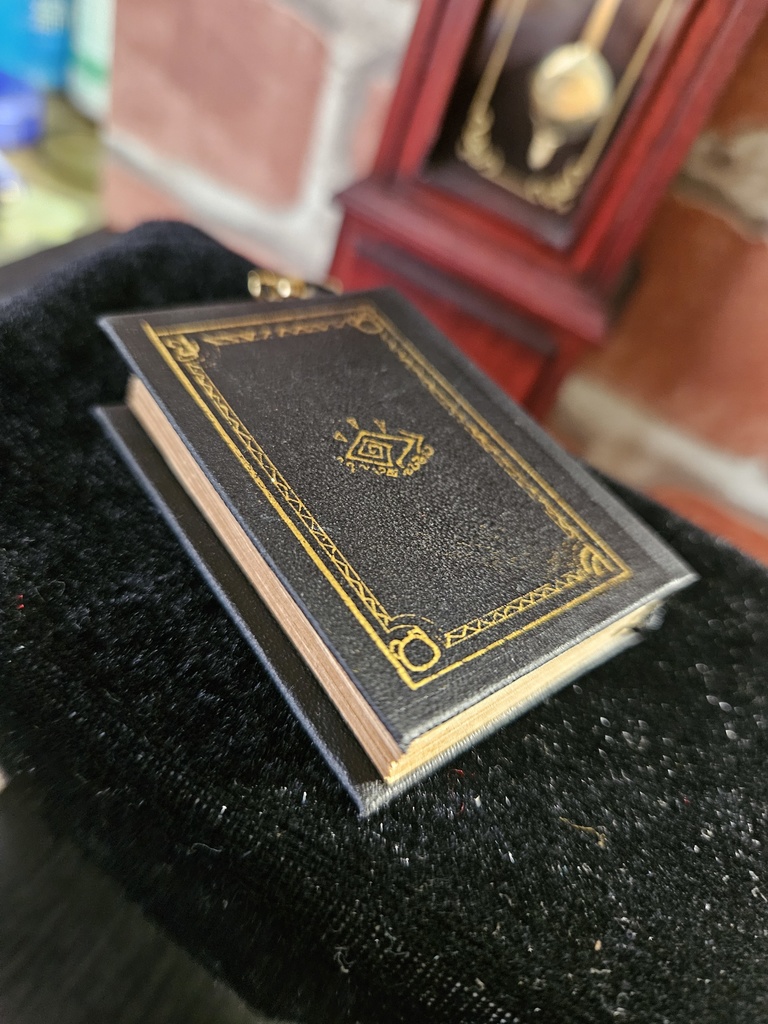 金の書(豆本) 手書きの紋章の書