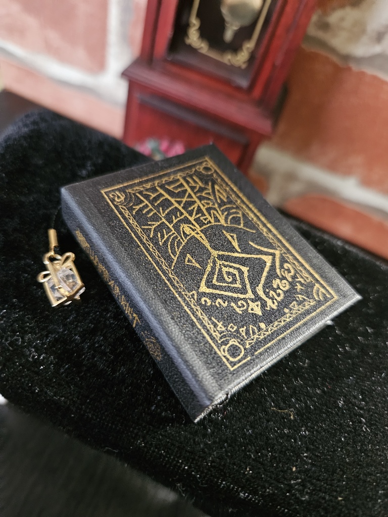 金の書（豆本）　手書きの紋章の書