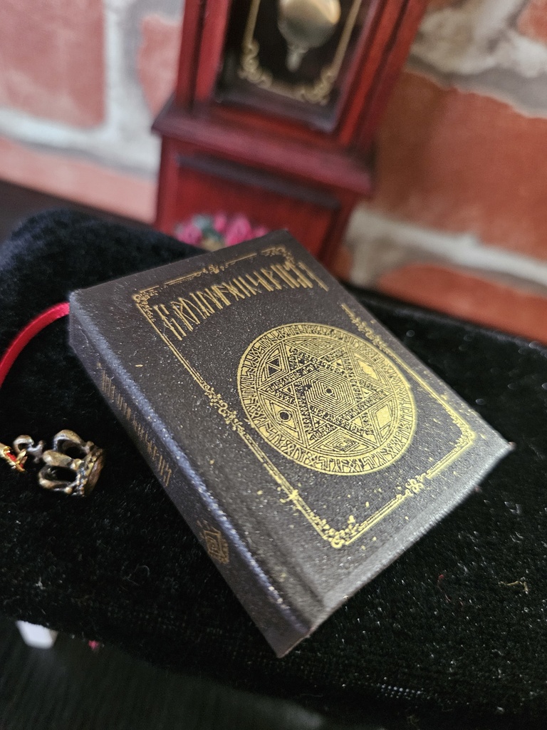 金の書（豆本）　瞳の魔導書