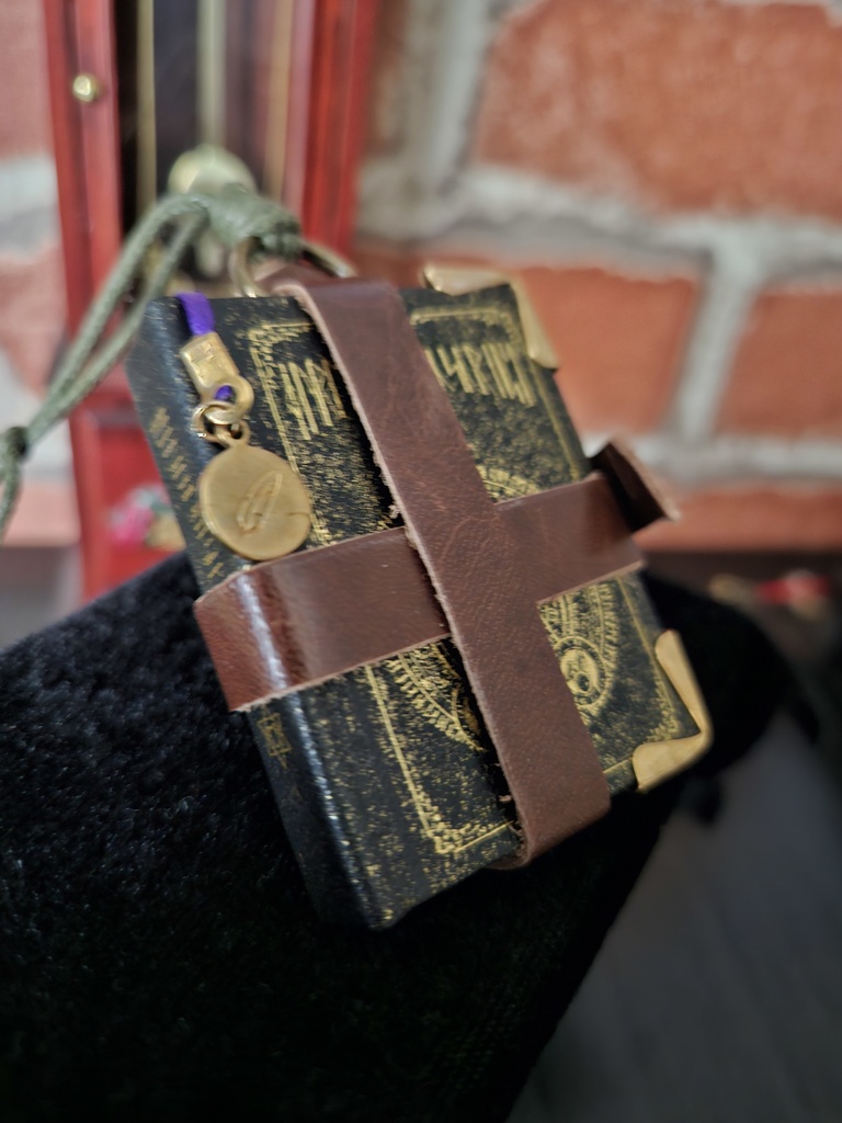 金の旅書(豆本の首飾り)
