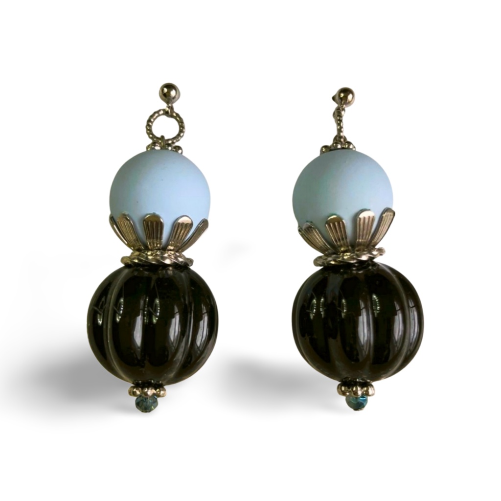 Hush Tale:ペールブルー × オニキスブラック|静寂を宿すピアス