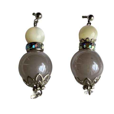 Hush Tale：グレイッシュ × 乳白｜微光をたたえたピアス