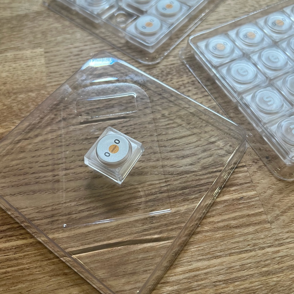 esa トリ DOYSキーキャップ (透明+白顔)