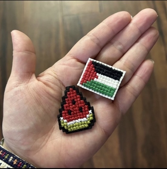 パレスチナ支援寄付付き クロスステッチピンブローチ