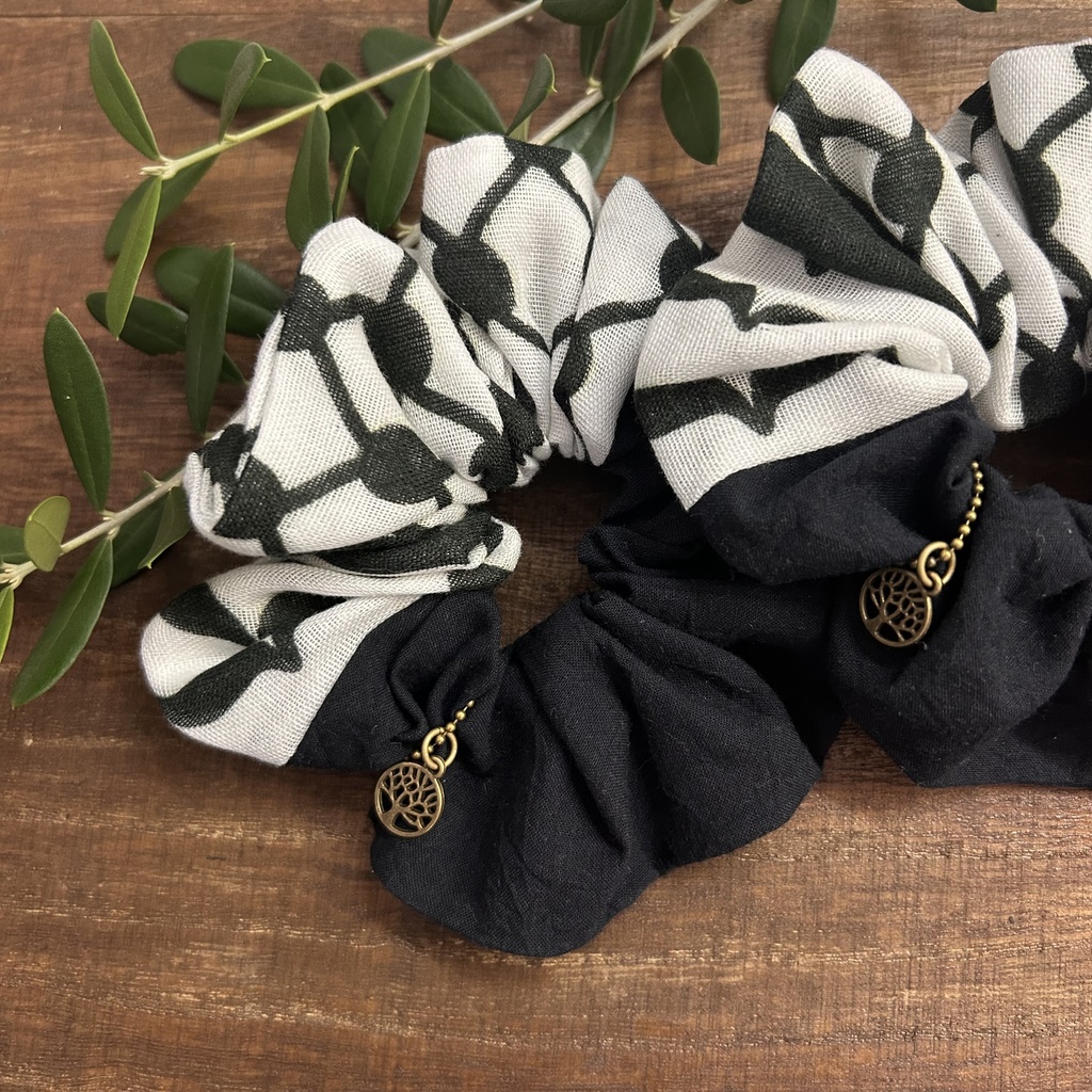 パレスチナ支援寄付付き クーフィーヤ柄のシュシュ