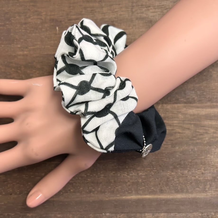 パレスチナ支援寄付付き クーフィーヤ柄のシュシュ