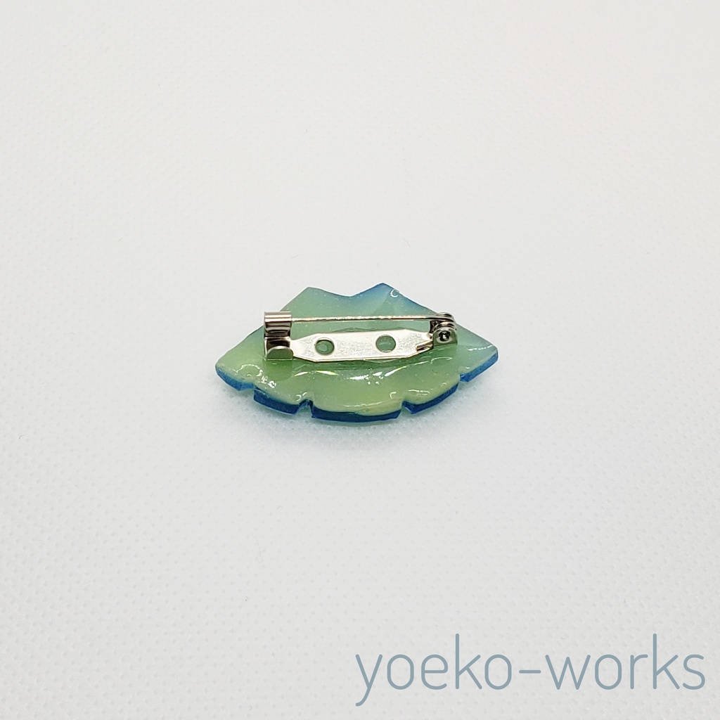 青ケープのブローチ yoeko-works BOOTH