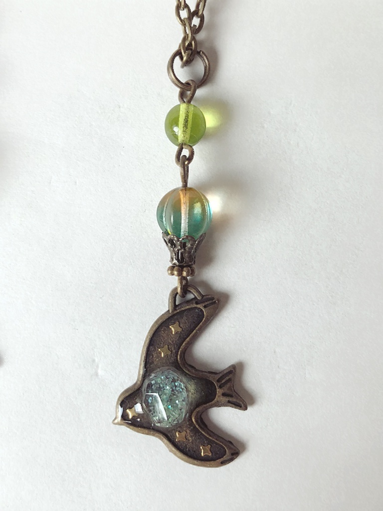 景色を運ぶ鳥のペンダント