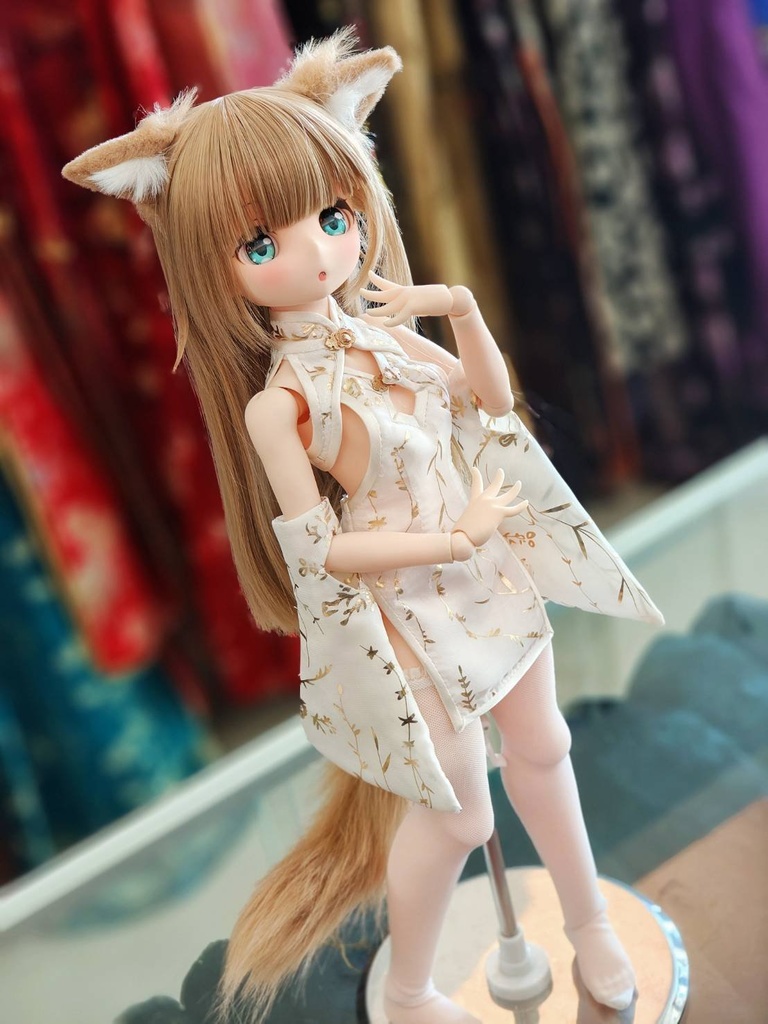 横乳が見えるチャイナドレス