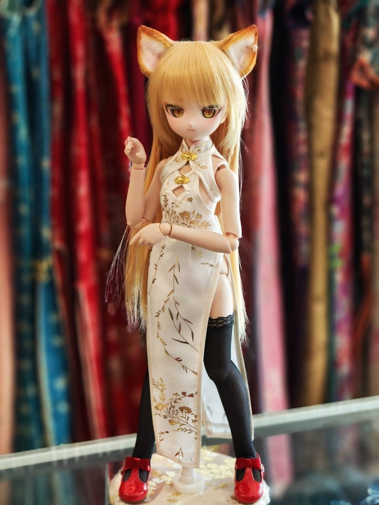 横乳が見えるチャイナドレス