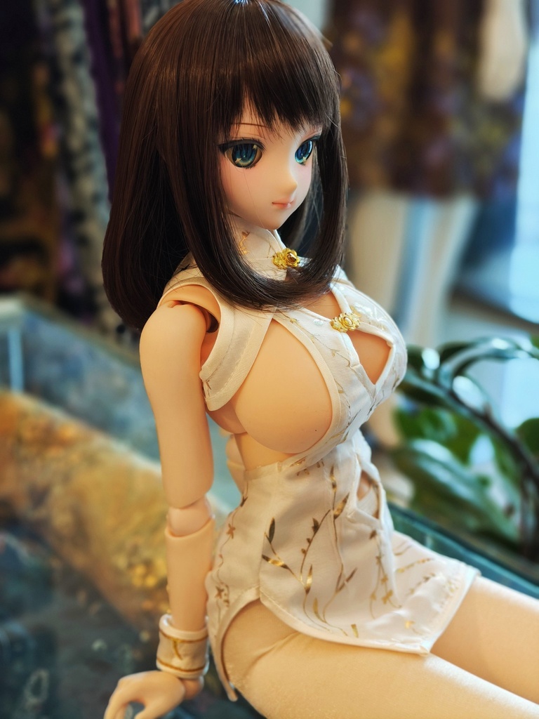 横乳が見えるチャイナドレス