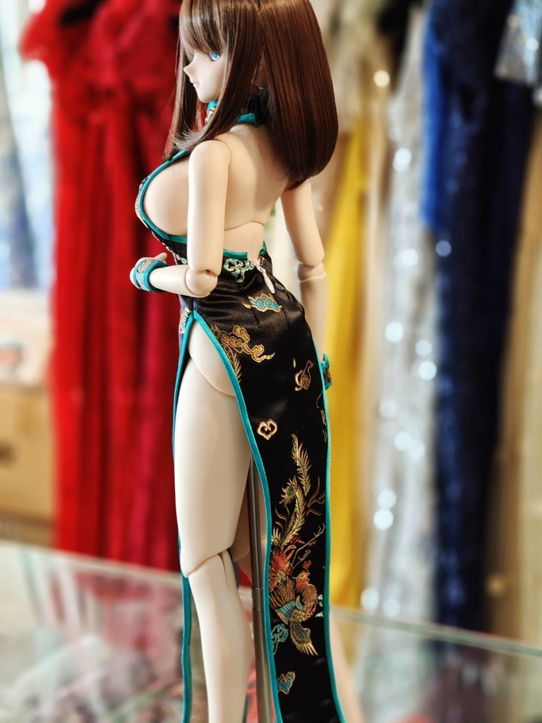 ちょっと横乳見えるチャイナドレス