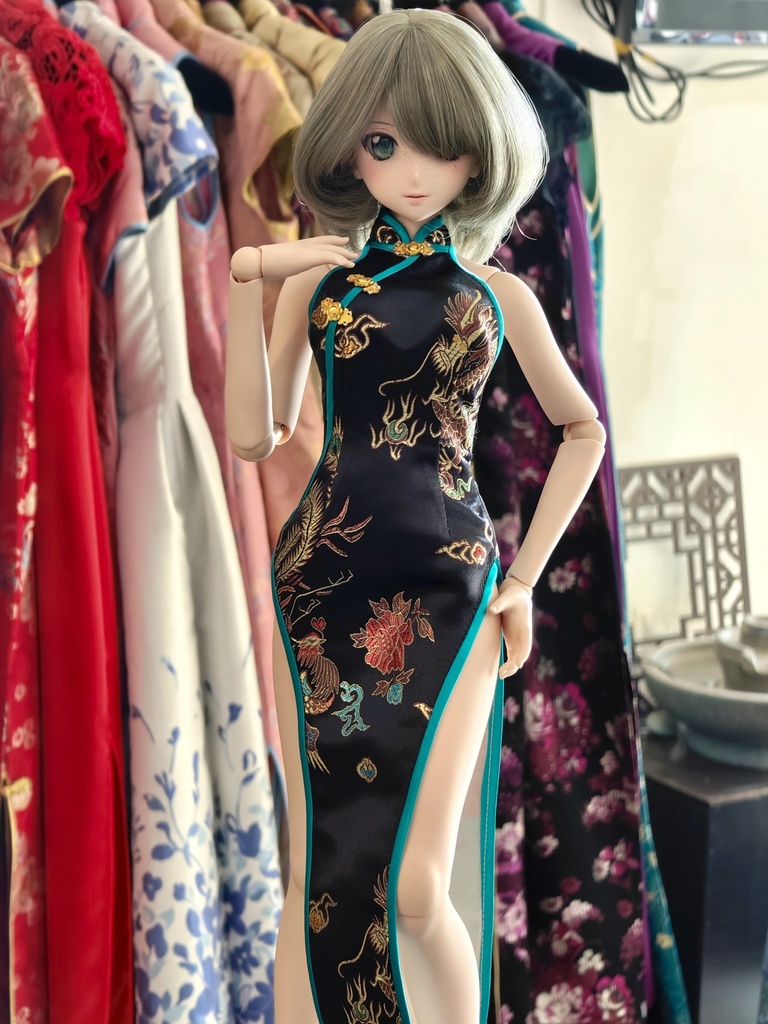ちょっと横乳見えるチャイナドレス