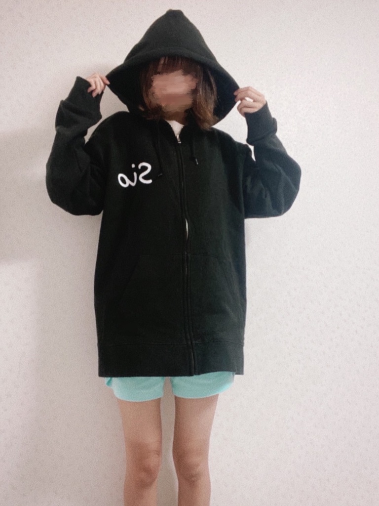 汐のジップパーカー