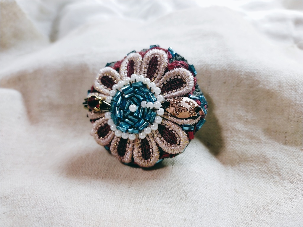 古備前派イメージ ぷっくりビーズ刺繍ブローチ