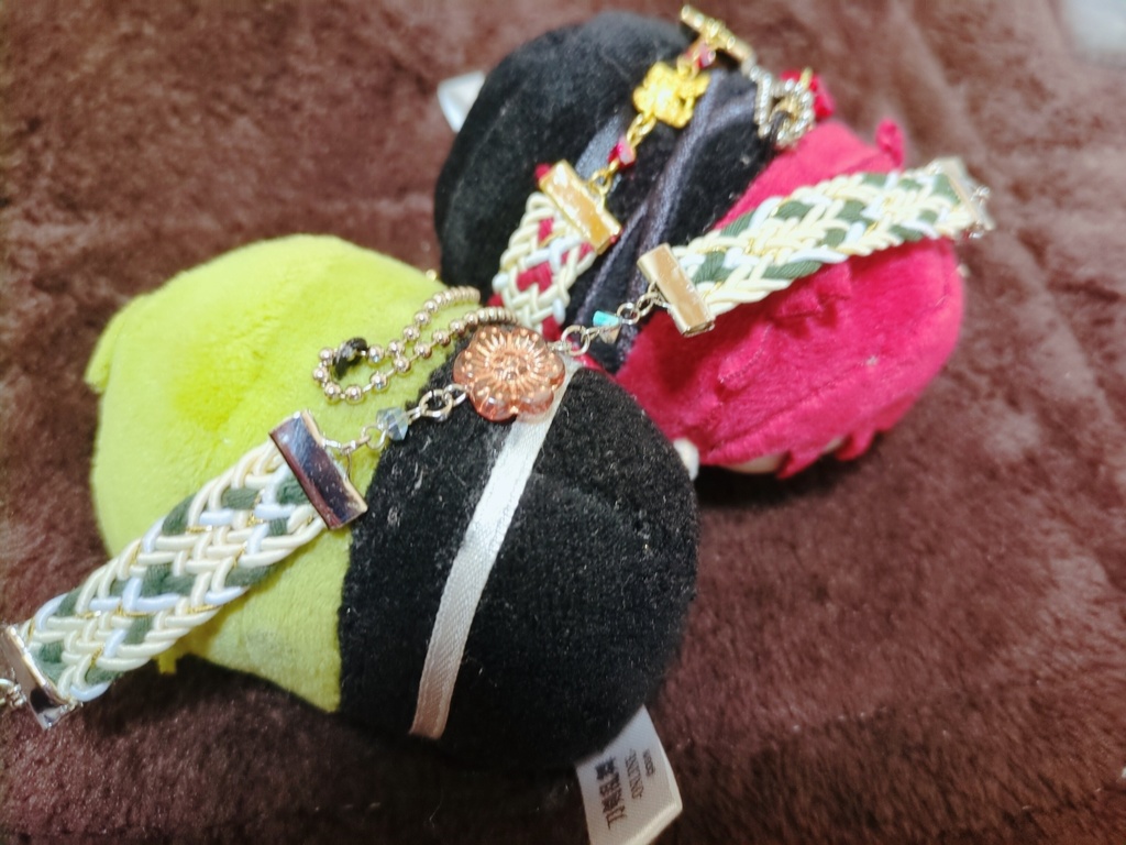 マスコットに巻き巻きするブレスレット 2種