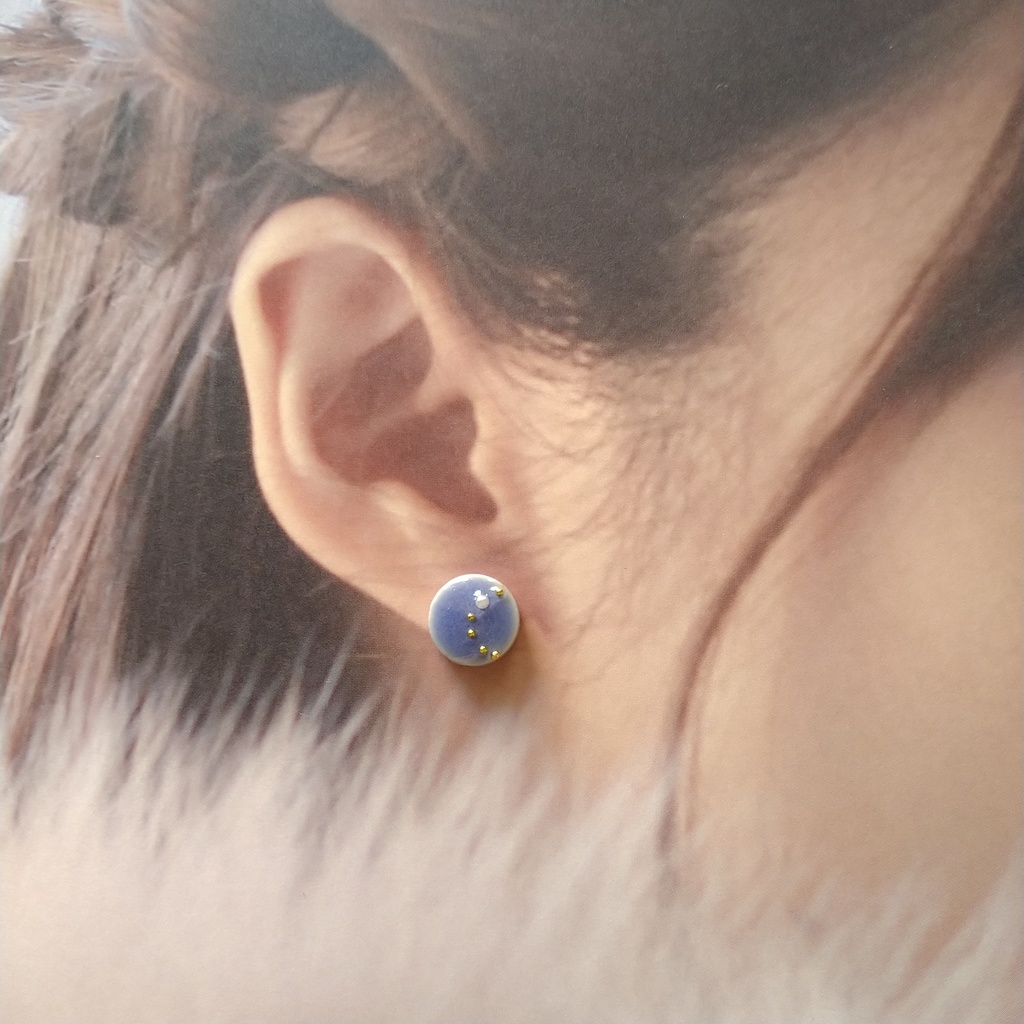 白と青の耳飾り*丸*美濃焼ピアス/ノンホール