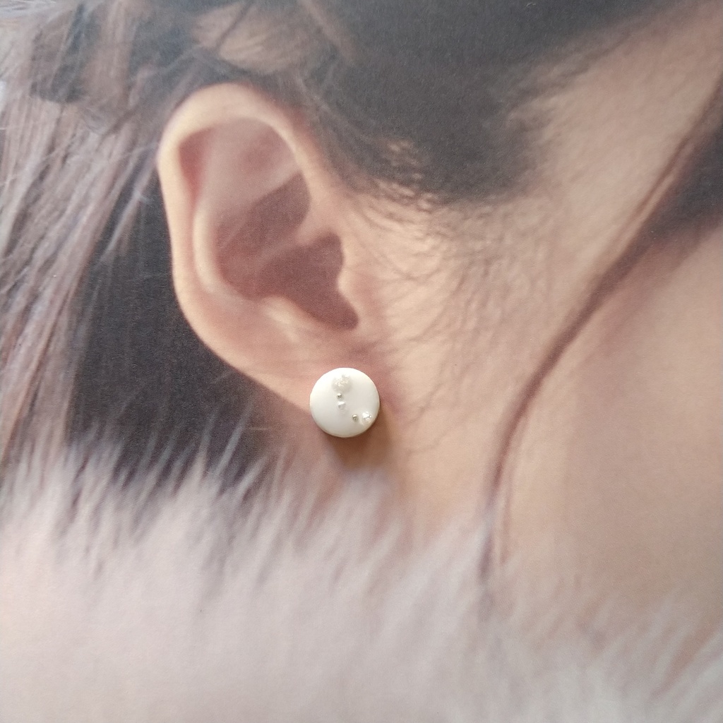 白と青の耳飾り*丸*美濃焼ピアス/ノンホール