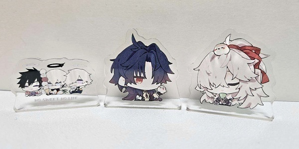 自立するミニアクリルスタンド