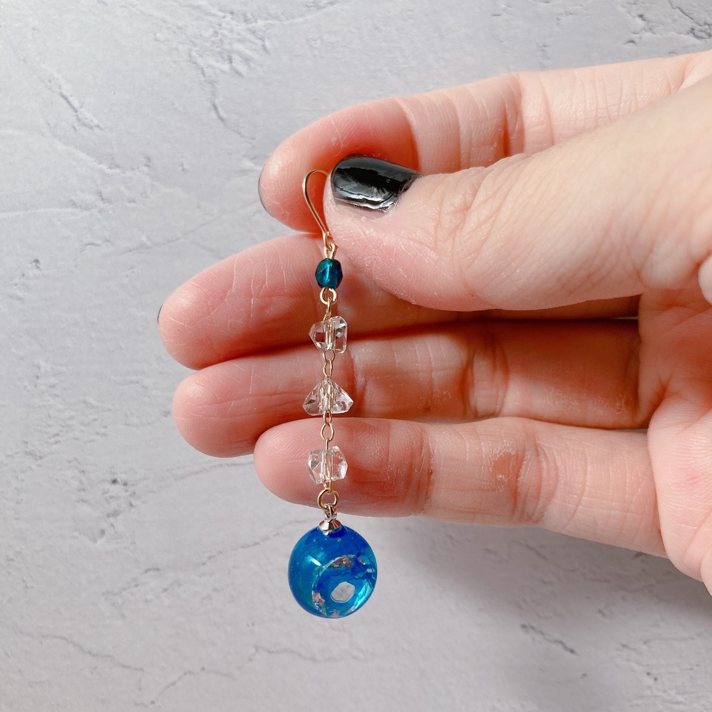 【生きてるピアス】クリスタルと蒼の血管