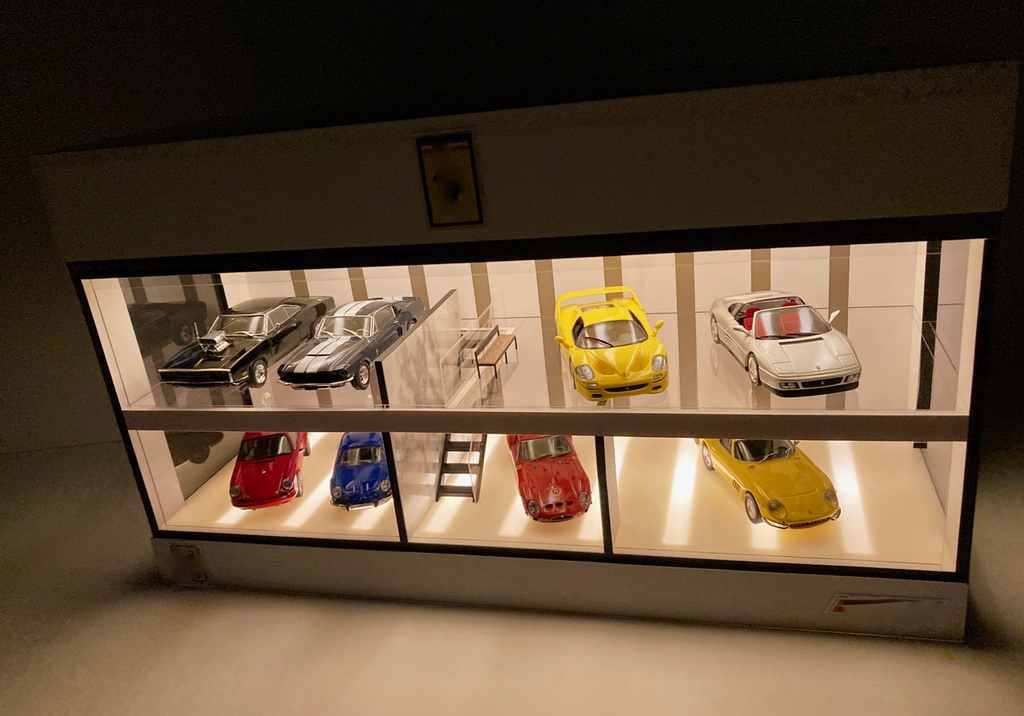 1/43・スリット照明、階段&ベンチ・2層式ディスプレーBOX / LED照明・スタイリッシュジオラマ・京商、ミニチャンプスなどに