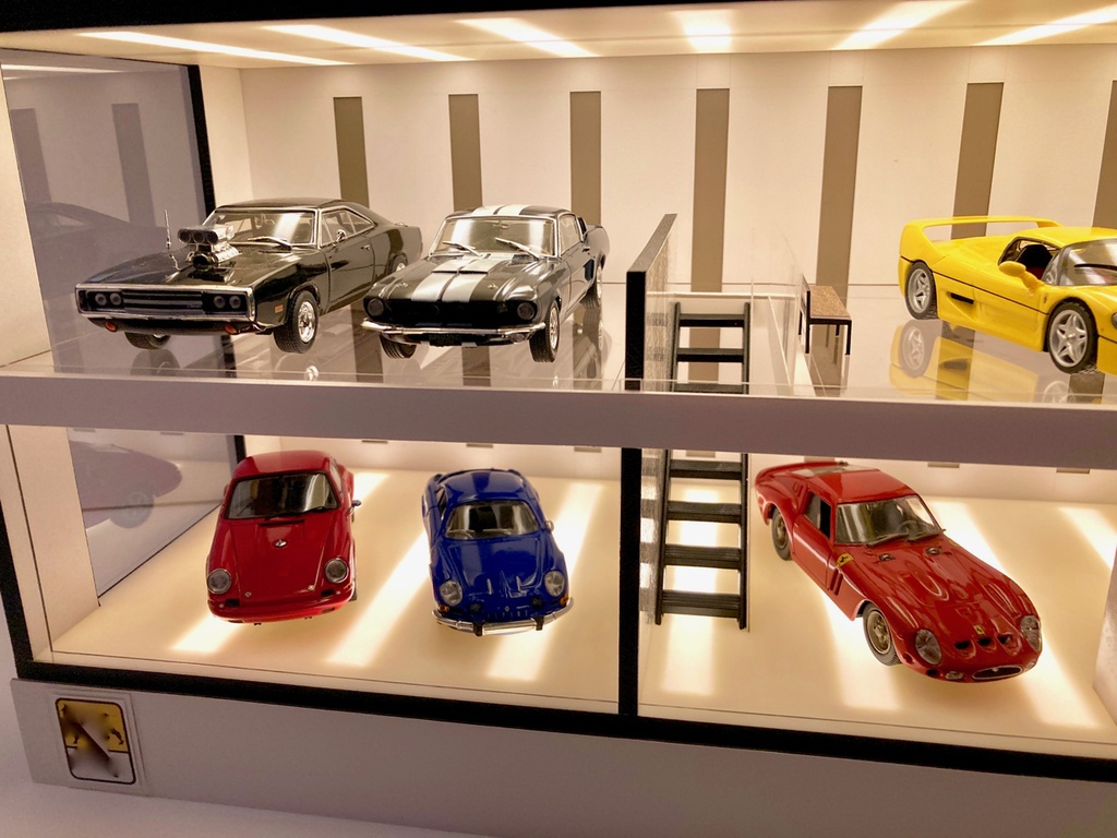 1/43・スリット照明、階段&ベンチ・2層式ディスプレーBOX / LED照明・スタイリッシュジオラマ・京商、ミニチャンプスなどに