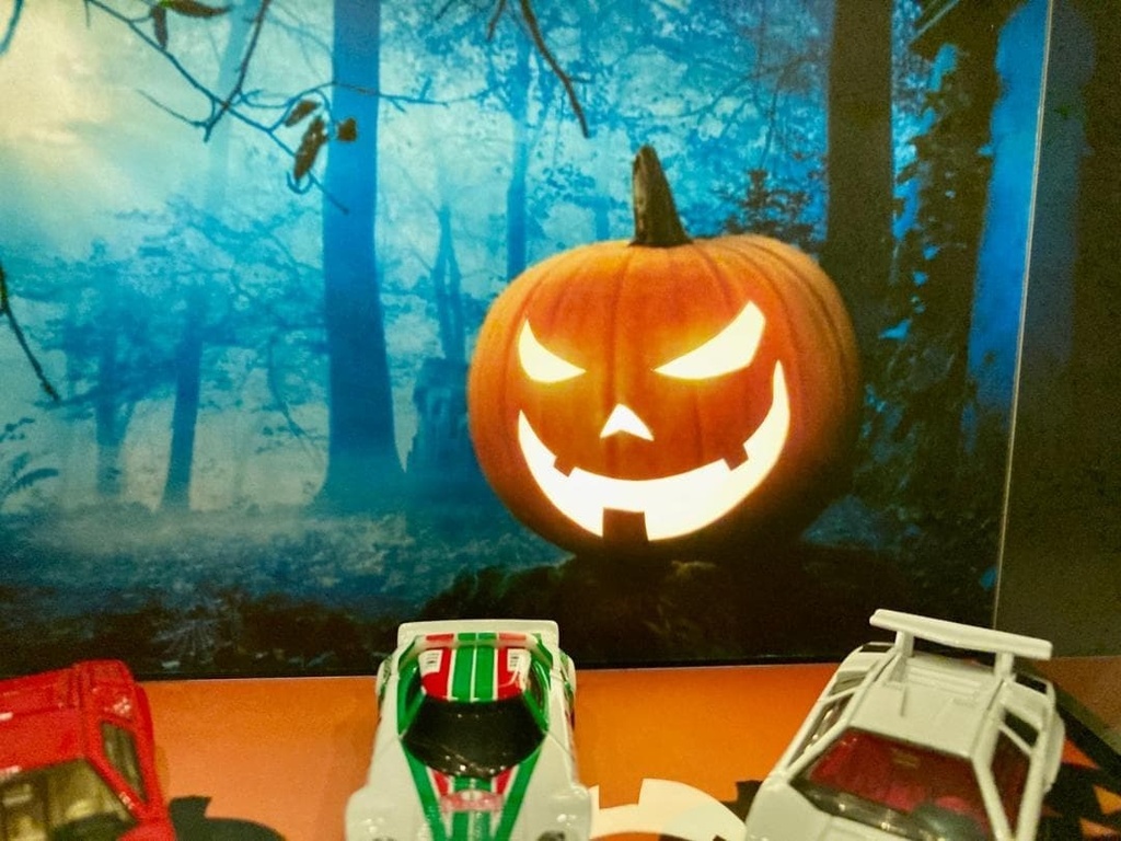 ハロウィン仕様・ディスプレーBOX / 壁面のカボチャが光る・スタイリッシュジオラマ・ホットウィール、京商、トミカ、フィギアなどに