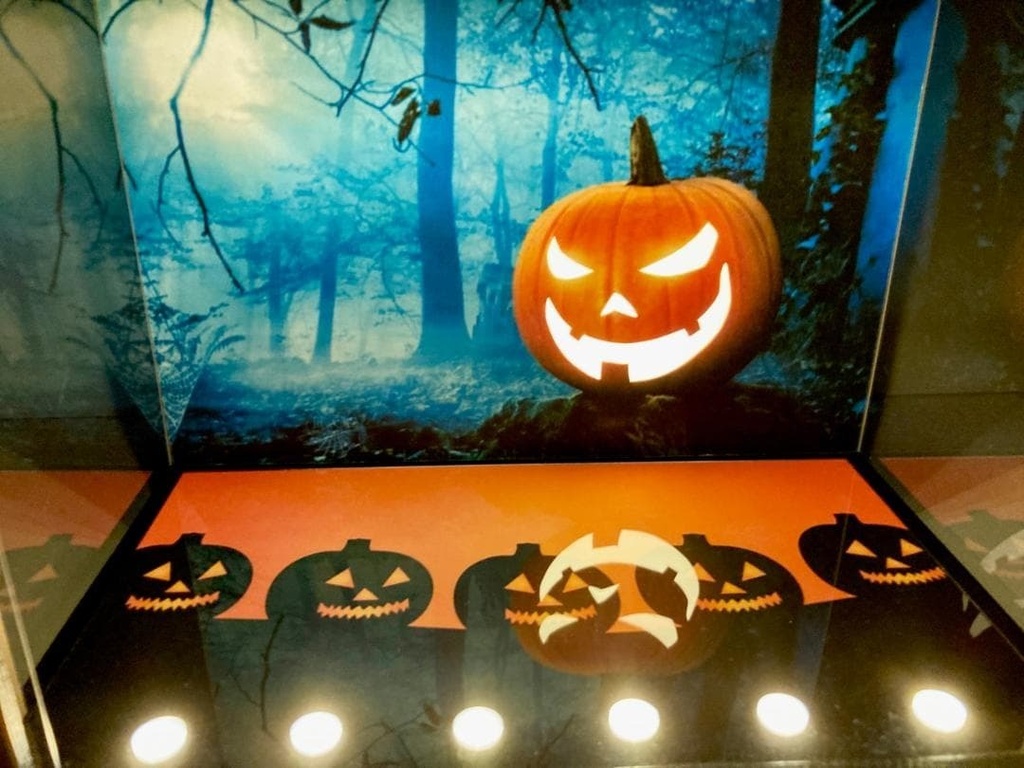 ハロウィン仕様・ディスプレーBOX / 壁面のカボチャが光る・スタイリッシュジオラマ・ホットウィール、京商、トミカ、フィギアなどに