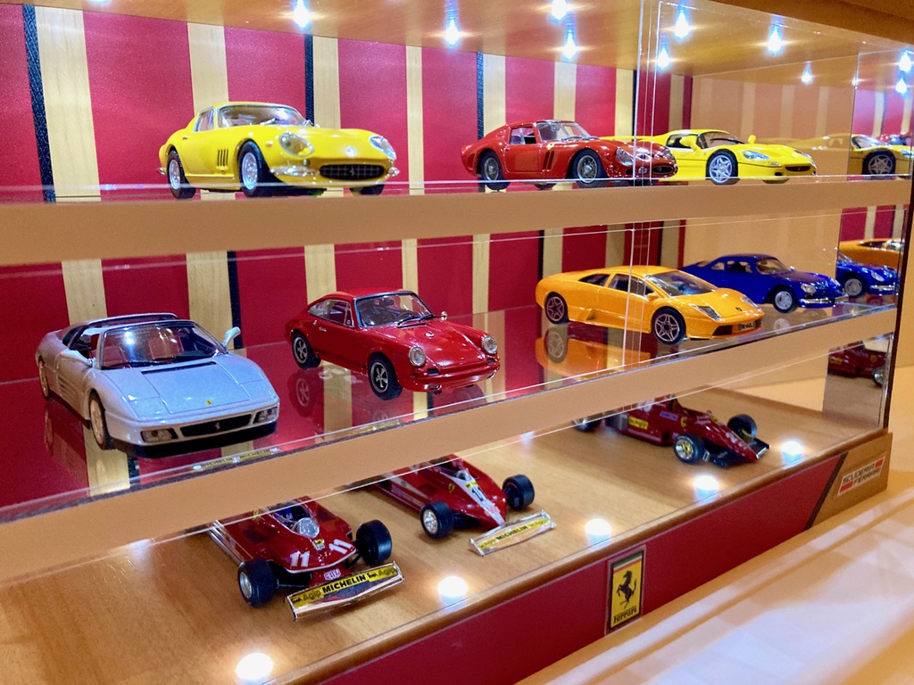 1/43展示21台可能・メープル&RED・3層式ディスプレーBOX / 白色LED照明・スタイリッシュジオラマ・京商、ミニチャンプスなどに