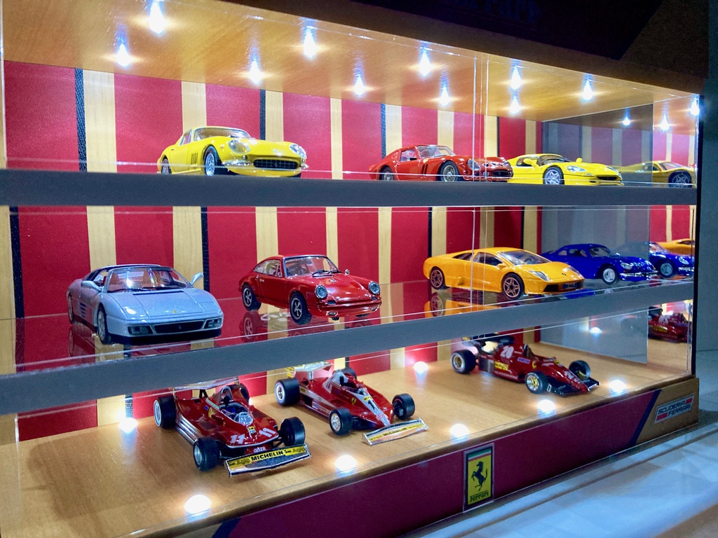 1/43展示21台可能・メープル&RED・3層式ディスプレーBOX / 白色LED照明・スタイリッシュジオラマ・京商、ミニチャンプスなどに