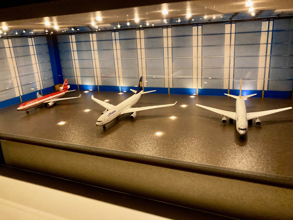 W40cm格納庫・ブルータイプ・ネオガレージ・ディスプレーBOX / LED照明20灯・スタイリッシュジオラマ・航空機、ミニカーに