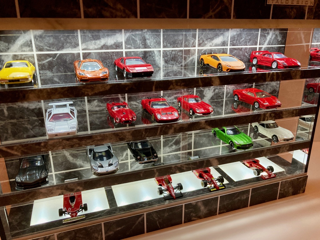1/64展示40台可・黒大理石・4層式ディスプレーBOX /白色 LED照明内蔵・スタイリッシュジオラマ・トミカ、京商、ホットウィール等