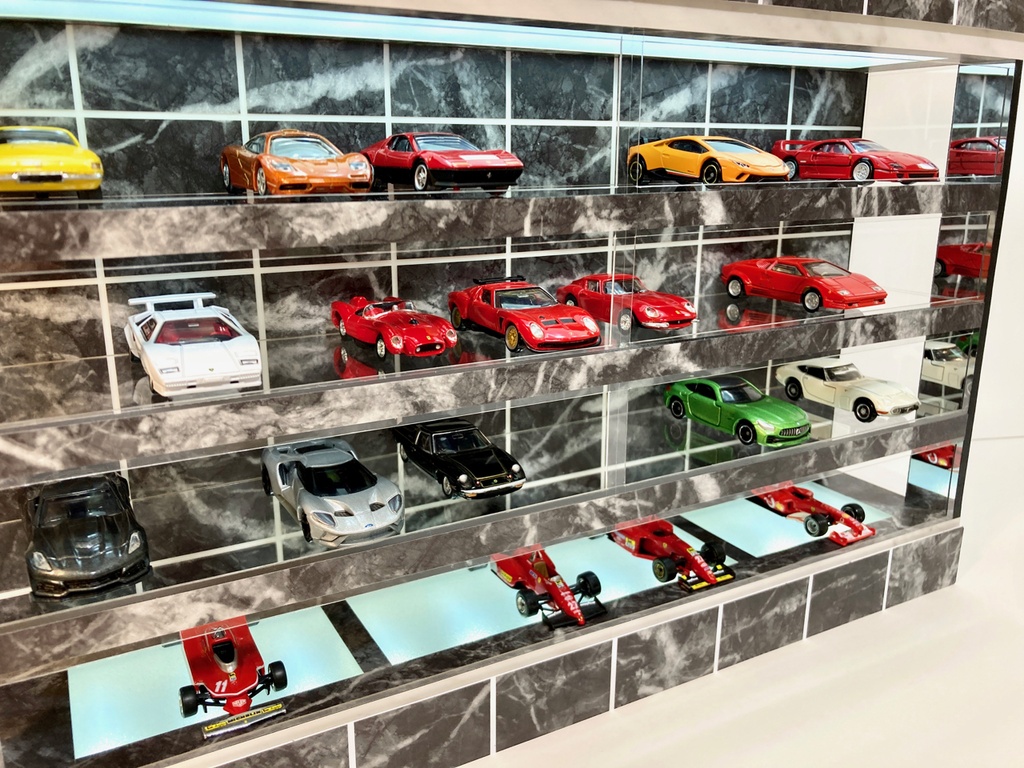 1/64展示40台可・黒大理石・4層式ディスプレーBOX /白色 LED照明内蔵・スタイリッシュジオラマ・トミカ、京商、ホットウィール等