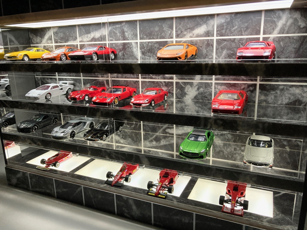 1/64展示40台可・黒大理石・4層式ディスプレーBOX /白色 LED照明内蔵・スタイリッシュジオラマ・トミカ、京商、ホットウィール等