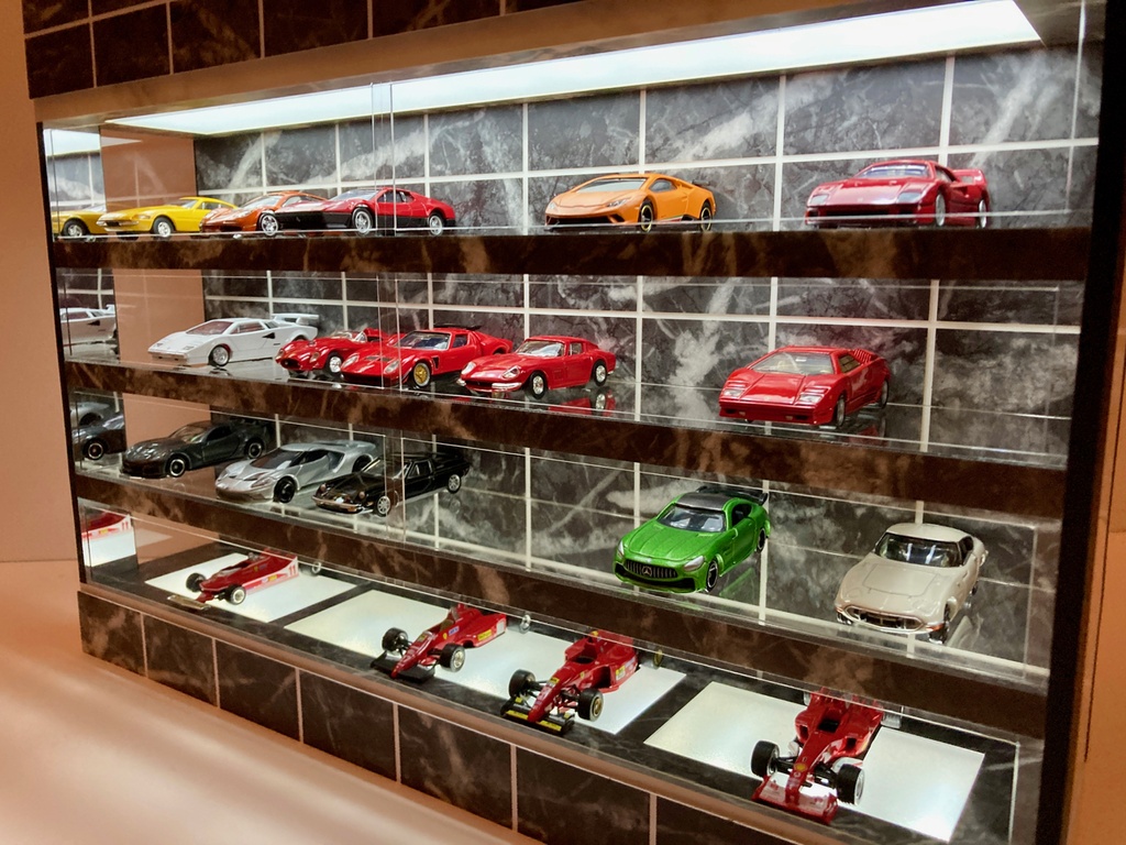 1/64展示40台可・黒大理石・4層式ディスプレーBOX /白色 LED照明内蔵・スタイリッシュジオラマ・トミカ、京商、ホットウィール等