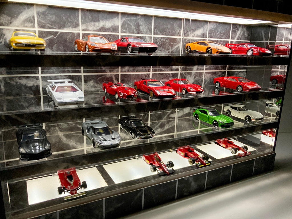 1/64展示40台可・黒大理石・4層式ディスプレーBOX /白色 LED照明内蔵・スタイリッシュジオラマ・トミカ、京商、ホットウィール等