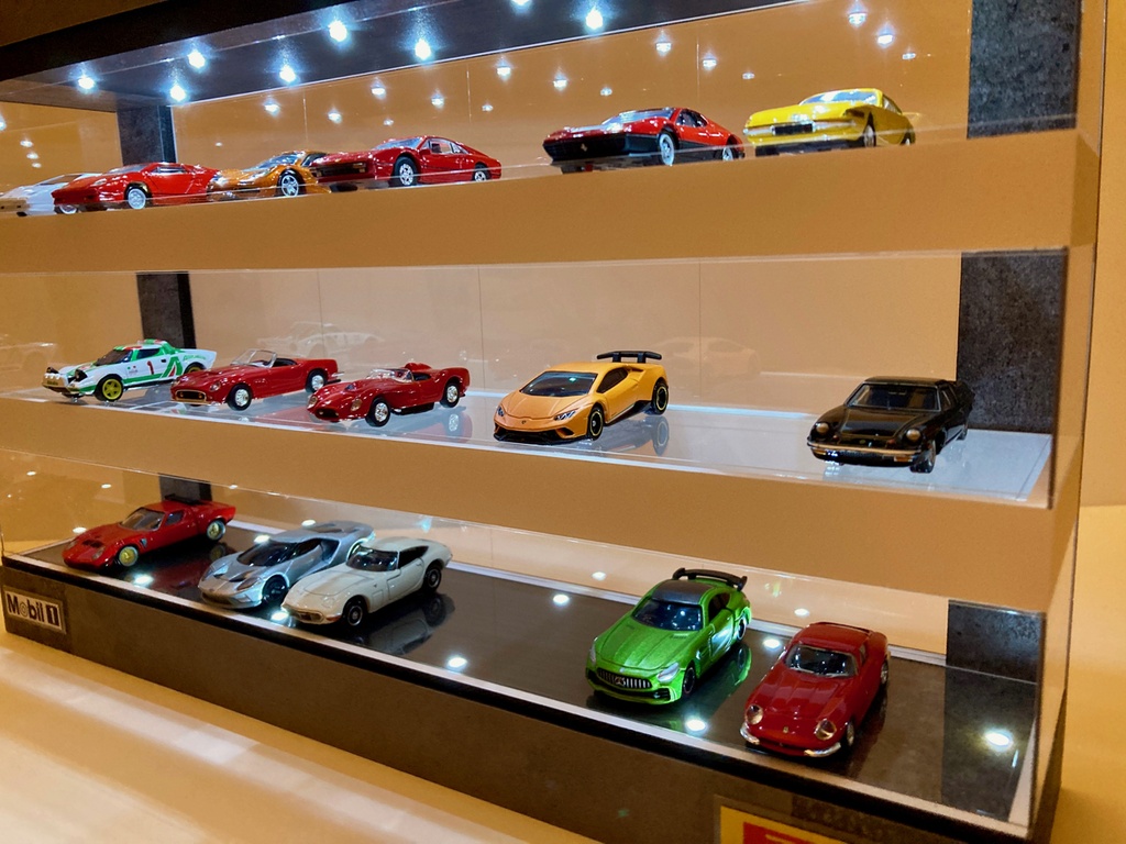 1/64展示30台可能・スケルトン構造・3層式ディスプレーBOX / 白色LED20灯内蔵・スタイリッシュジオラマ・トミカ、京商、ホットウィールなど