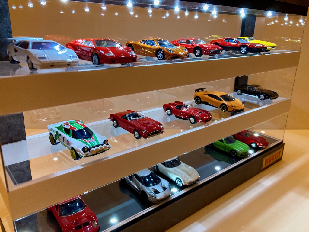 1/64展示30台可能・スケルトン構造・3層式ディスプレーBOX / 白色LED20灯内蔵・スタイリッシュジオラマ・トミカ、京商、ホットウィールなど