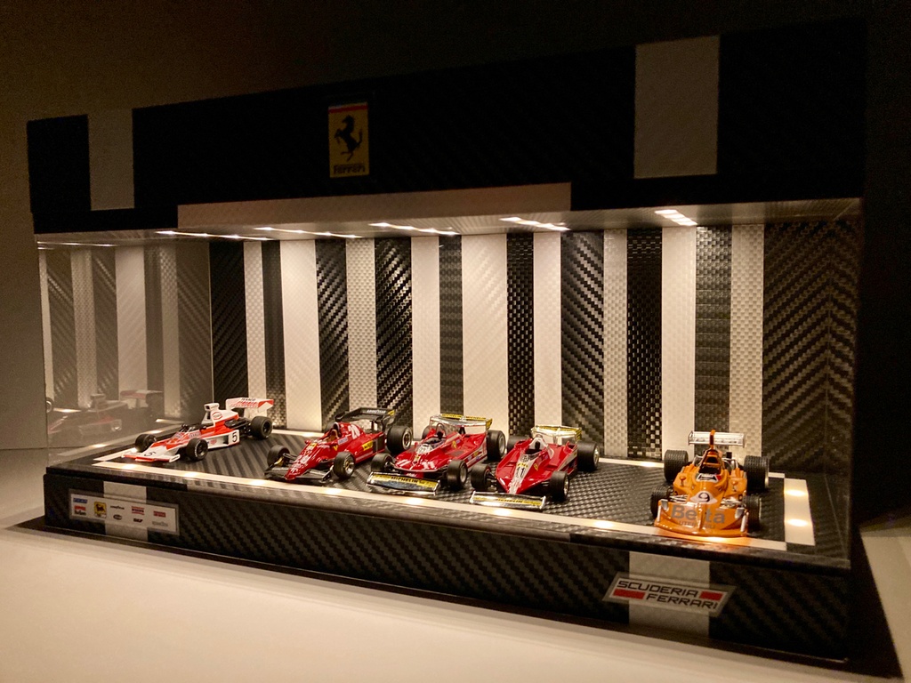 1/18・1/24・1/43対応・BK&WHカーボン・ディスプレーBOX / LED照明40灯・スタイリッシュジオラマ・京商、オートアートなどに・1/64にも