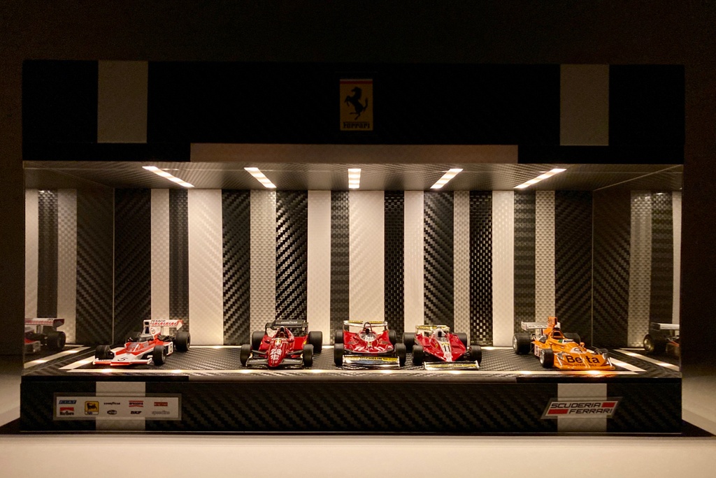 1/18・1/24・1/43対応・BK&WHカーボン・ディスプレーBOX / LED照明40灯・スタイリッシュジオラマ・京商、オートアートなどに・1/64にも