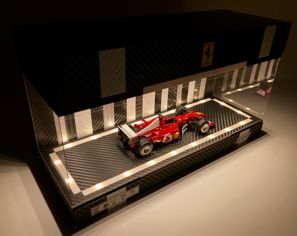 1/18・1/24・1/43対応・BK&WHカーボン・ディスプレーBOX / LED照明40灯・スタイリッシュジオラマ・京商、オートアートなどに・1/64にも