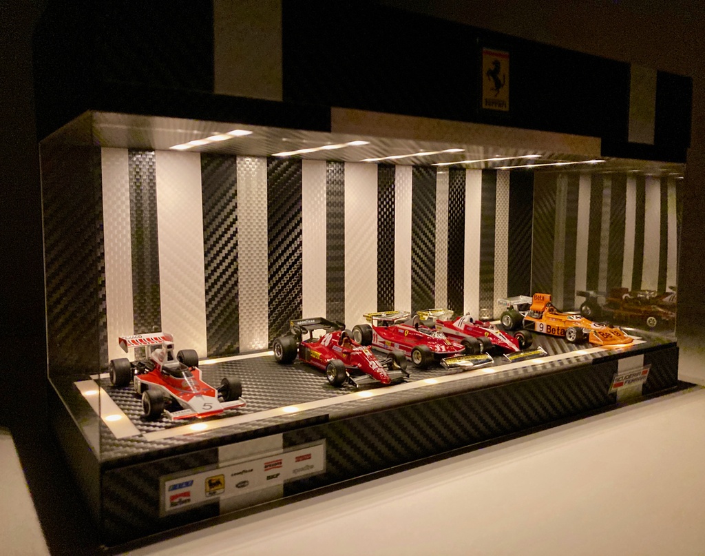 1/18・1/24・1/43対応・BK&WHカーボン・ディスプレーBOX / LED照明40灯・スタイリッシュジオラマ・京商、オートアートなどに・1/64にも