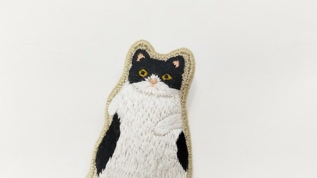ハチワレ猫ちゃんの刺繍ブローチ
