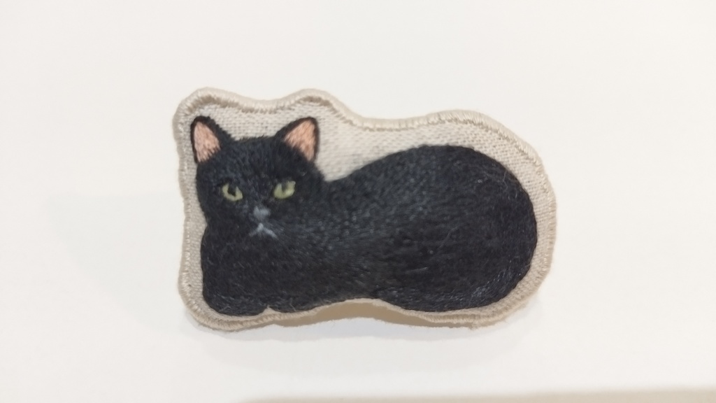 刺繍ブローチ  すわりねこ